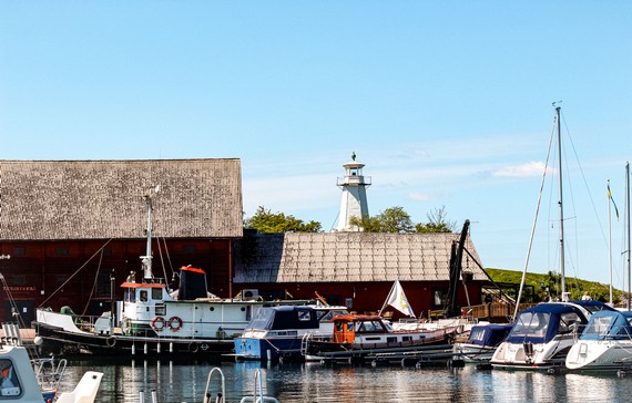 Hästholmens hamn under sommartid. 