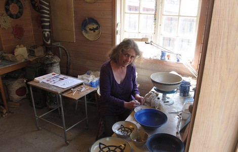 Karin Langhardt i sin keramikverkstad, Vid Visjö