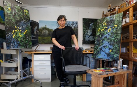 Konstnären Ila Örtlund i hennes ateljé. 