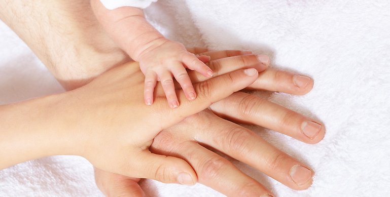 Händer som ligger på varandra barn och vuxna